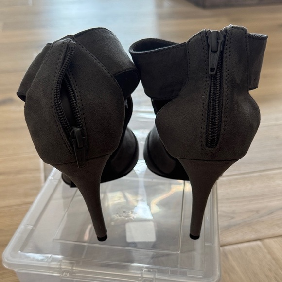 LC Lauren Conrad Grey Open-Toe Heels | Size 8 - Picture 2 of 6